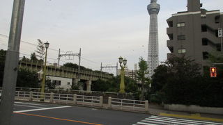 親柱が独特の意匠で昭和初期のモダンな雰囲気が味わえ見ごたえあります。