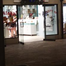 グッチのブティック前のお店