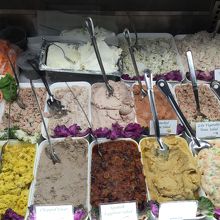 ベーグル専門店では、必ず見るたくさんの種類のクリームチーズ