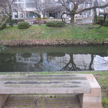 疲れたら、こうしたベンチで一服しましょうね。