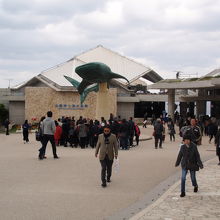 隣接しています。