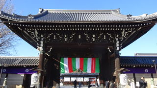 御影堂に向かう門