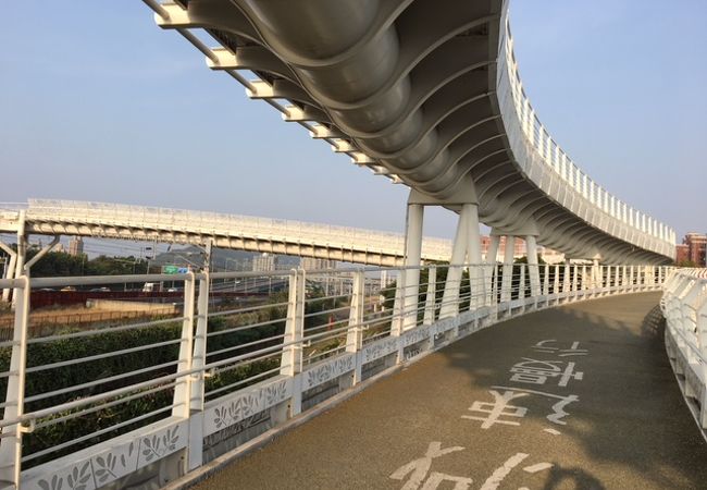 台鉄、高鐵を跨ぐ、気持ちのいい自転車道です。降り切ったら「蓮池潭」に到着です。