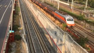 今回は「翠華路自行車道橋梁」から自強号の雄姿を見ました