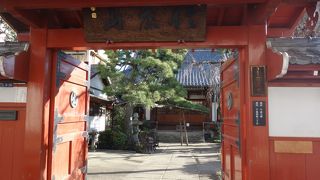 美しい山門が印象的でした