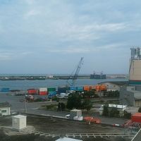 すぐそこに貨物用の港があります。