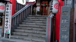 交通量の多い通りに面しています