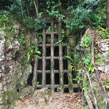 階段の途中、トーチカにつながっている（？）陣地壕。