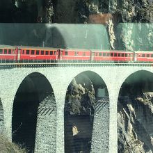 ガラス越しだが列車がランドヴァッサー橋を渡っている時の写真