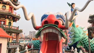 巨大な龍の背中に観音様が乗ってます