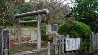 隣りには長慶天皇嵯峨東陵