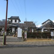 国道17号線沿いにあり足湯もある道の駅．こんにゃく製品が充実していました．