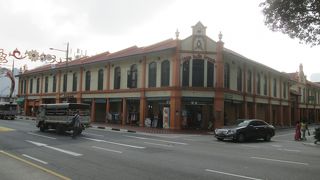 黄色い建物が目印