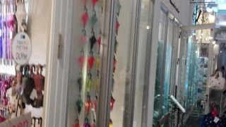 御徒町から秋葉原へ線路沿いに歩くと入り口があります。楽しい珍しい手作り品一杯。