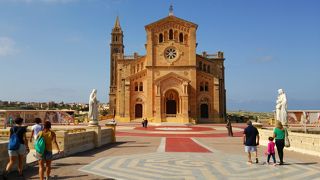 青い空に映える聖堂