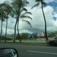 車窓よりワイキキビーチへ向かう途中