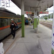 知本温泉最寄り駅。温泉へはバスで１５分ほど離れています。ホントに小さい駅です。事前に切符を購入しておいた方が得策！