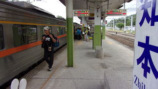 知本温泉最寄り駅。温泉へはバスで１５分ほど離れています。ホントに小さい駅です。事前に切符を購入しておいた方が得策！