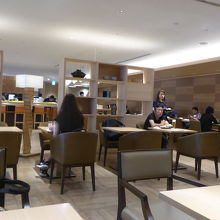 ラウンジは広くゆったりしています