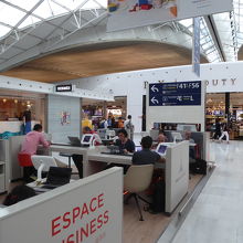 ２Fターミナルで、しゃれた感じですが席数が少ない