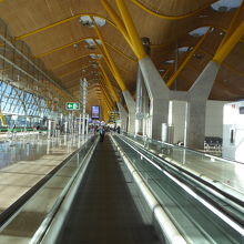 ムービング・ウオークで搭乗ゲートに移動します