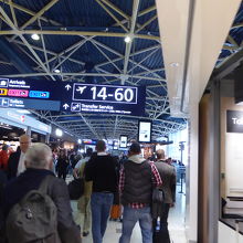 空港内は結構混んでいました