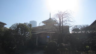 本堂に法輪を持った小さなお堂が乗っています。