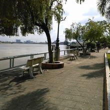 サイゴン川沿いのベンチからの風景です