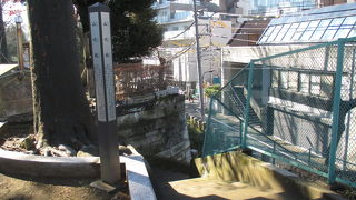 村娘「紅皿」の墓と伝えられる板碑は駐車場にありますよ。