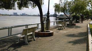 ドンコイ通りで買い物したあと、ゆっくりしたいなら、サイゴン川沿いで休むのもありですよ。靴磨き屋に見つかると、うるさいので気をつけて下さい。