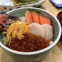 朝市五色丼ホタテとカニを選べました。こちらは、ホタテ