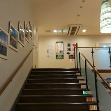 この階段の上が温泉