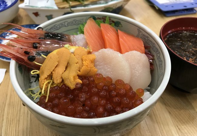 朝市五色丼ホタテとカニを選べました。こちらは、ホタテ