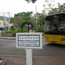 広場前を路線バスが行き来する。  