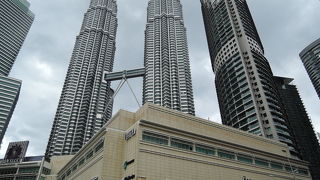88階建ての超高層建築です