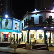 レトロなかわいい建物が立ち並んだショッピングセンター