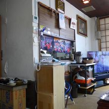 料理が出来上がってくるとこのカウンターに並べられます