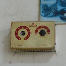 使用されていない古いエアコンのコントローラーを撮影