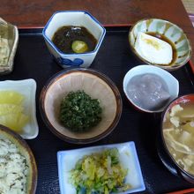 同行した友人の中味定食@1,000円がランチタイム@900円
