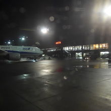 夜の秋田空港ターミナルビル　到着時に撮影