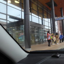 なまはげの恰好をした地元の人がお見送りをしていました