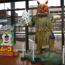 空港一階の入り口付近にはなまはげと秋田犬がお出迎え