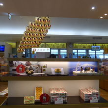 壁面には東北三大祭りの秋田竿灯の提灯も演出されていました