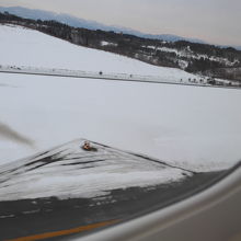 機内からの飛び立ってすぐの雪景色