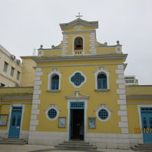 黄色の美しい教会 