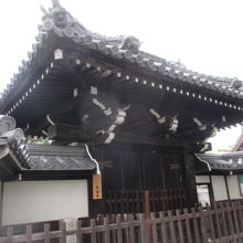 重厚な屋根です