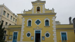 コロアン島の黄色の美しい教会です。