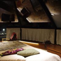 部屋のど真ん中に大きいベッドがドーンとあります