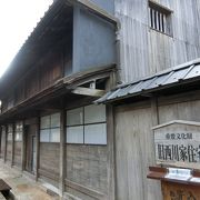 江戸時代の街並みにある屋敷