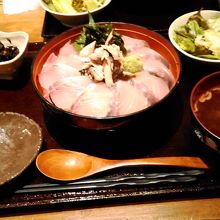 名物のひらす贅沢丼です